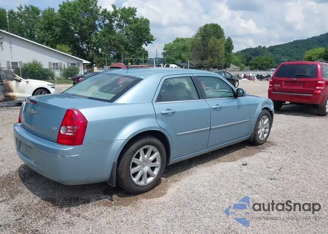 2008 Chrysler 300 Touring z USA, uszkodzony, nr VIN 2C3LA53GX8H305730